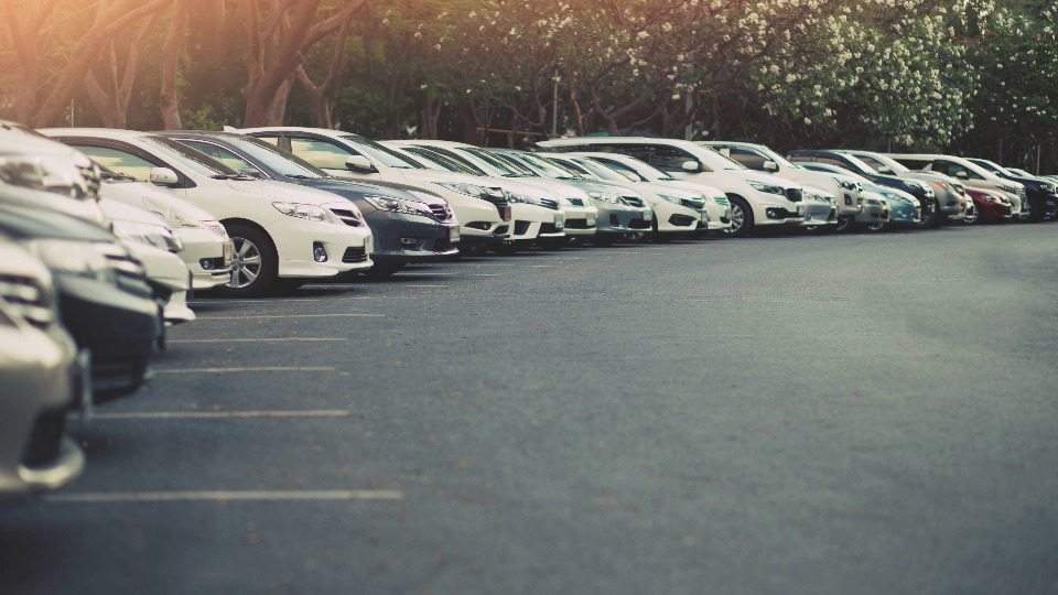 Fahrzeuge warten auf Abholung und Ankauf auf dem Autohof von Auto verkaufen Lohmar